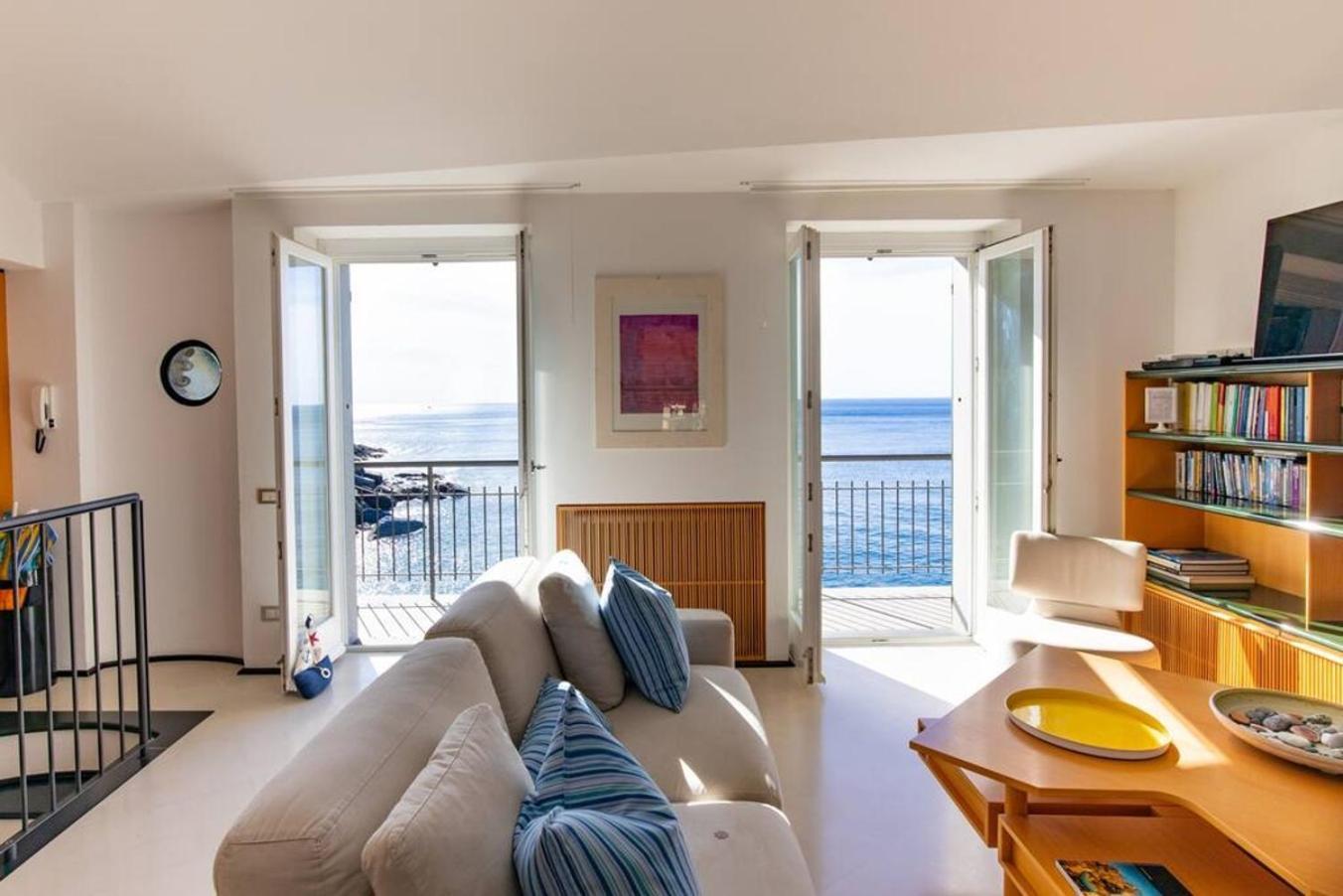 Апартаменты Carattino 12 Idyllic Seafront Retreat Вернацца Экстерьер фото